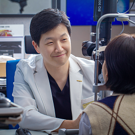 [국제신문] 회복 빠른 스마일·난시교정 되는 렌즈삽입술로 안경 벗는다 썸네일 이미지