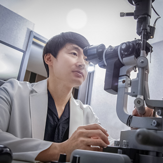 [국제신문] 성장기 렌즈·안약으로 근시 늦춰…스마트폰은 노안 앞당겨 썸네일 이미지